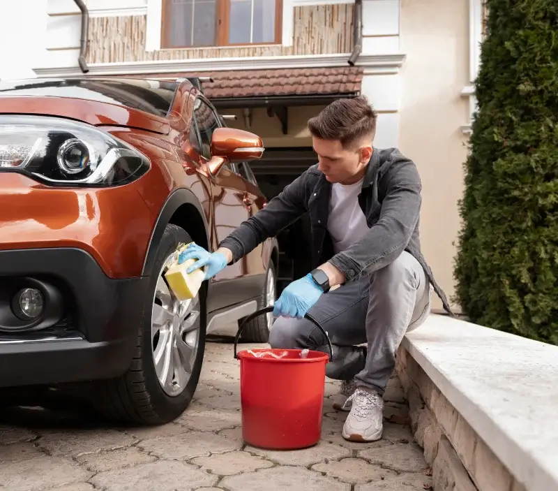 Lavage auto à domicile Tibiran-Jaunac : professionnel intervenant sur un véhicule